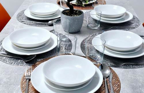 LushStay Telford - Families, Contractors & Group of Friends, long term stay - Photo 1