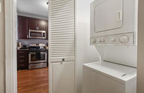 Perfect 3BR Apt in Chicago with WiFi & Laundry - Touhy 3N - Foto 10