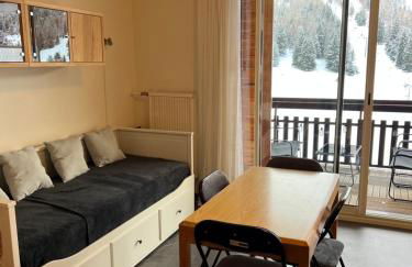 Studio aux pieds des pistes et des commerces - Photo 1