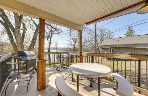 Lake Views and Community Perks Cape Fair Apartment! - Foto 2