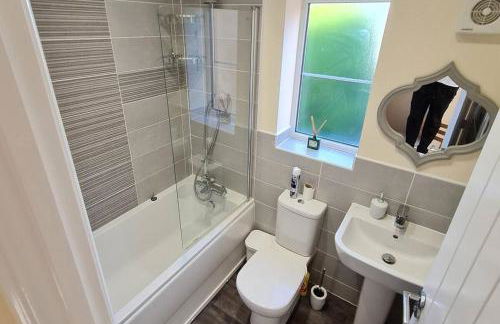 Spacious 3-Bed House - Sleeps 8 Garden & Parking - Foto 25