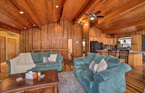 Grand Escape w/ Deck, Game Room, Nature View! - Foto 4