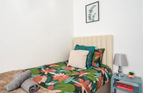 Spacious 3 Bed Flat-Free Parking-by Holiday Homes - Foto 9