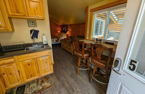 Yellowstone's Treasure Cabins - Foto 26