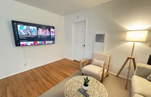 Boho 1-Bedroom BEACH Condo with Mid Size Parking, AC & Laundry - Walk 10min to BEACH! - Foto 17