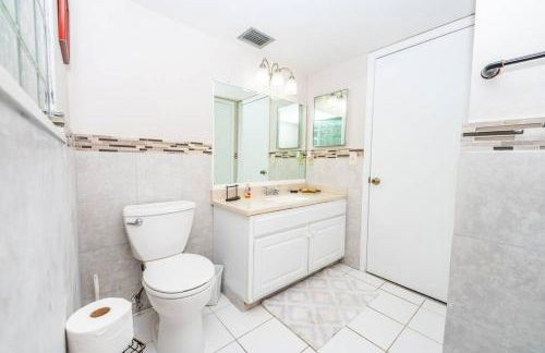 Lovely 2 Bedroom Beachfront Condo - Foto 25