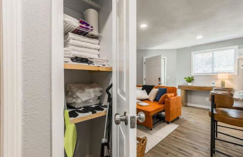 Home in Kansas City 15 mins to KCI with a KING bed and workspace - Foto 24