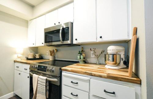 Cozy 2BR Condo Walk to Lake, Saltwater Pool and Golf - Foto 14