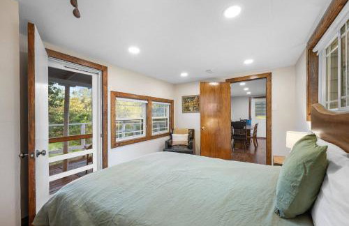 6-min walk to Lake - Home w/Fire-Pit & Pool Table - Foto 5