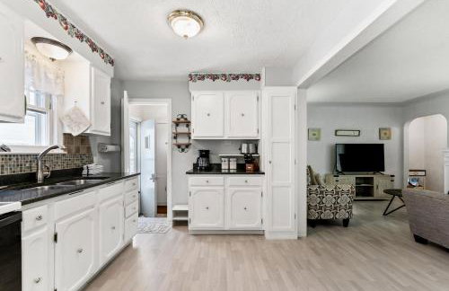 Peaceful Pastel - Cheerful Cottage Close to Pere Marquette and Muskegon Lake - Pet Friendly - Foto 9