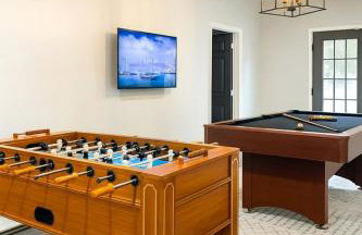 Waterfront Retreat with Spectacular Interior, Jacuzzi and Game Room in NC - Foto 36