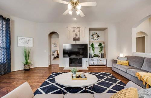 Heart of Grand Prairie 4BD with Pool & Game Room - Foto 10