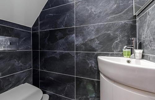 The Ultimate Hangout 4BR Modern House with Garden - Photo 24