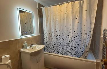 The Luxe 2BR Specious Bungalow - Garden & Parking - Foto 16