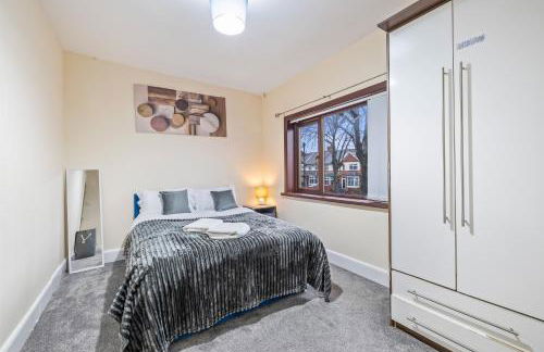 Spacious 4 Bedroom Home Near City Centre Sleeps 11 with Free Parking - Foto 31