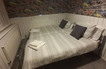 Ladbury House in Walsall near M6, Walsall Uni and Hospital, with free parking and easy access to Birmingham city centre and West Bromwich, only 20 mins to NEC and Birmingham airport, 15 mins to Villa Park, Great for contractors! - Foto 33