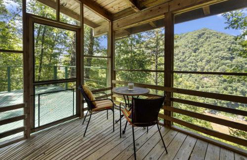 Beautiful Rustic Cabin Surrounded by Nature with Incredible Views and a Wrap-Around Deck for an Amazing Glamping Experience in Marshall, NC - Foto 15