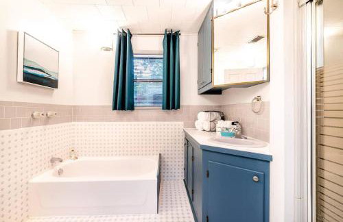 Lakefront 3BR with Bunkhouse and Kayaks, Rowboat Included - Foto 13