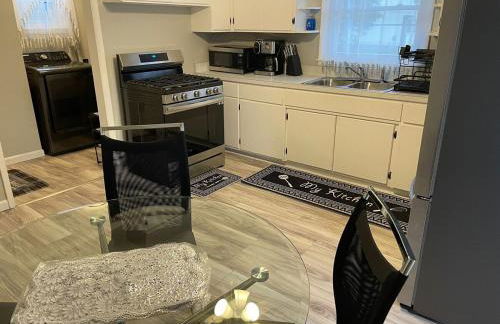 Cozy Roomy family sized apartment on major bus route close to all - Foto 8