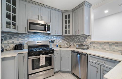 Oversized Family Beach Block Duplex with Game Room - Foto 13