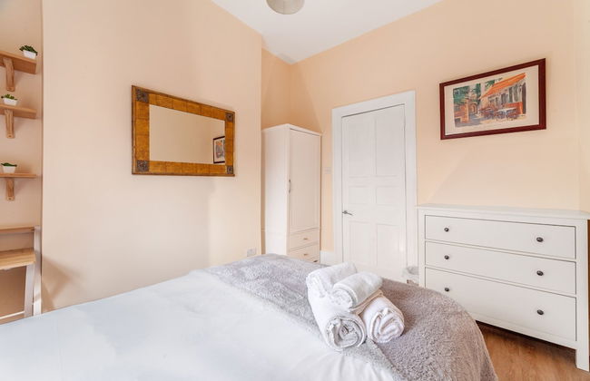 Spacious 3-bed flat by popular Waterloo - Photo 9