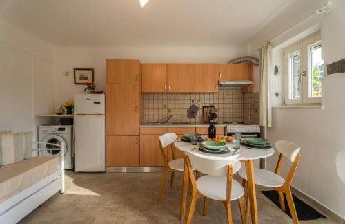 Aloni Stone Studio with Private Parking - Photo 10