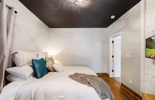 Spacious retreat w private backyard near downtown - Foto 14