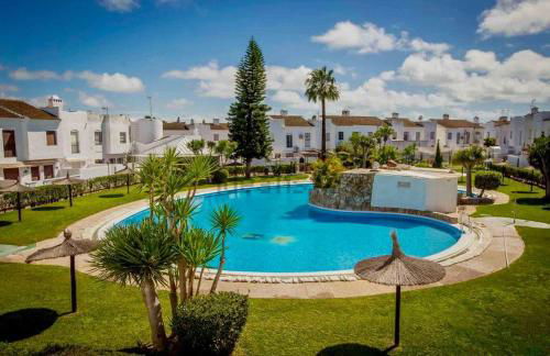 Stylish 3-Bedrooms Getaway with Terrace & Pool - Foto 40