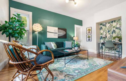 Downtown Beverly|KING BED|Minutes to Salem+Train - Photo 12