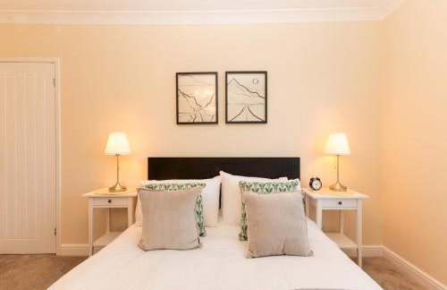 Pass the Keys Stunning Spacious Chessington Gem with Parking - Photo 27