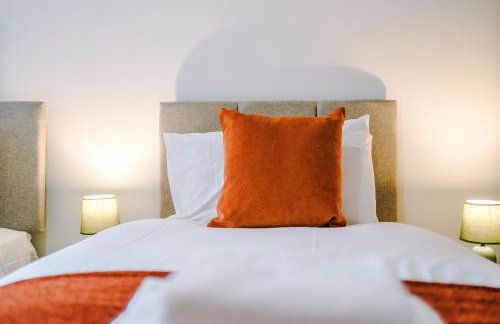 Modern 3 Bedroom House Perfect for Short and Long Stays - Foto 47