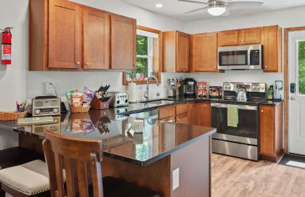 Maple Oasis by Avantstay Newly Built w/ Hot Tub, Game Room & Fire Pit - Foto 16
