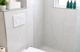 STN Business Suite - Ferienwohnung mit Parkplatz & Balkon, Terrasse & Fußbodenheizung, Netflix Premium, Zentral zu Audi & Schwarz Gruppe - Foto 10