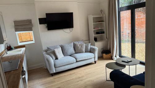 Freshly decorated apartment 10 mins from Cotswolds Child Friendly Great location with plenty of nearby free parking freestanding bath and outdoor private terrace area - Foto 4