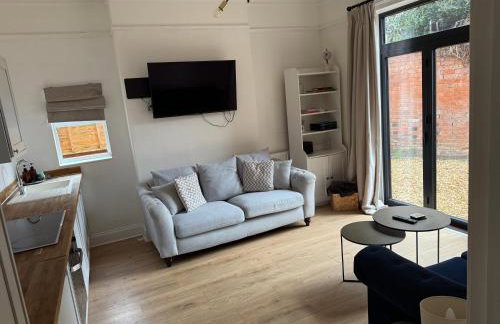 Freshly decorated apartment 10 mins from Cotswolds Child Friendly Great location with plenty of nearby free parking freestanding bath and outdoor private terrace area - Foto 4