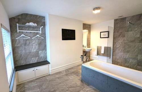 Lux 2 Bed Apartment, 2 Parking spaces, 1 minute to Metrolink - Photo 17