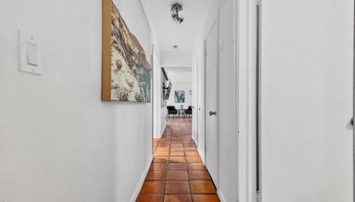 Sunny 2-Bedroom Miami Retreat with a Bright, Spacious Living Area & Relaxing Outdoor Seating - Foto 4