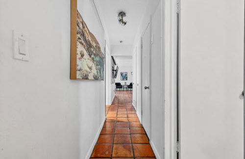 Sunny 2-Bedroom Miami Retreat with a Bright, Spacious Living Area & Relaxing Outdoor Seating - Foto 4