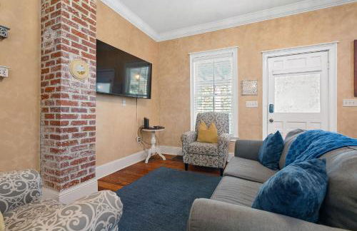 Secret Garden Hideaway l Walk to DNTN l Sleeps 8 - Foto 13