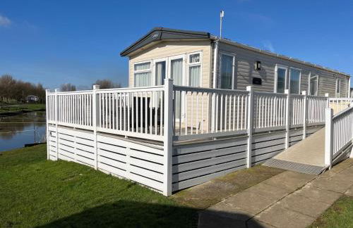 2 bed, 2 bath with decking overlooking the fishing lake at Sand Le Mere - Foto 1