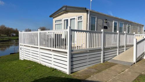 2 bed, 2 bath with decking overlooking the fishing lake at Sand Le Mere - Foto 1