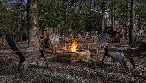 Cabin w hot tub & fire pit - Photo 2