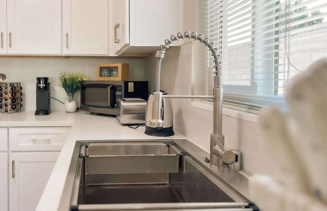 Modern Retreat With Spacious Yard & Cozy Interiors - Photo 14