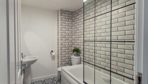 Modern 3 Bed, Ideal for Contractors, FREE PARKING - Central - Foto 5, Shower