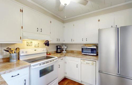 3rd-row beach cottage with ocean views, beach access, deck, & grill - Foto 7