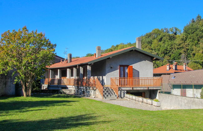 2 bedroom House in Castelveccana with garden - Photo 1