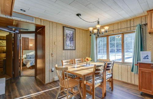 Lakefront Townsend Cabin with Fire Pit and Dock! - Foto 11