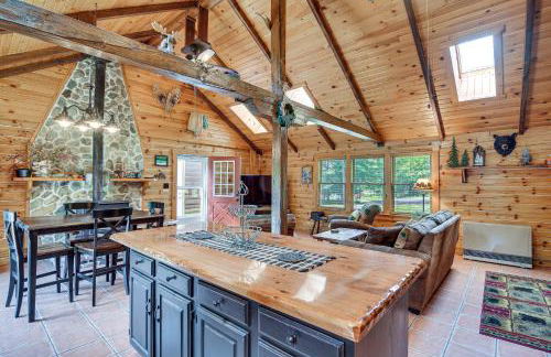 Woodsy Beaver Cove Cabin with Deck and Fire Pit! - Foto 7