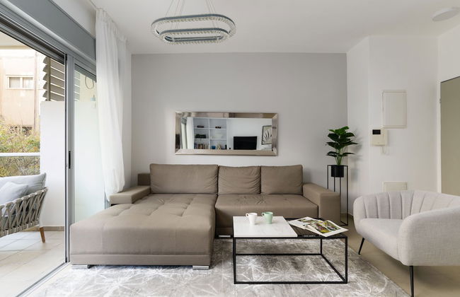 Quiet Hideaway & Terrace near Beach by FeelHome - Foto 10