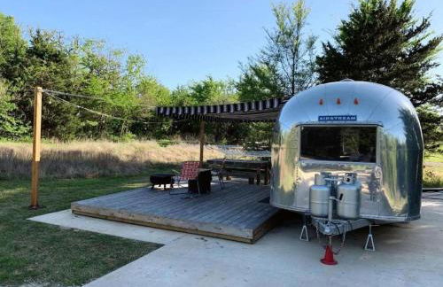 Restored Beautiful Airstream Fully Equipped with Incredible Outdoor Living in Texas - Foto 26